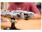 Model vesmírnej lode LEGO Star Wars, s osobou v pozadí.