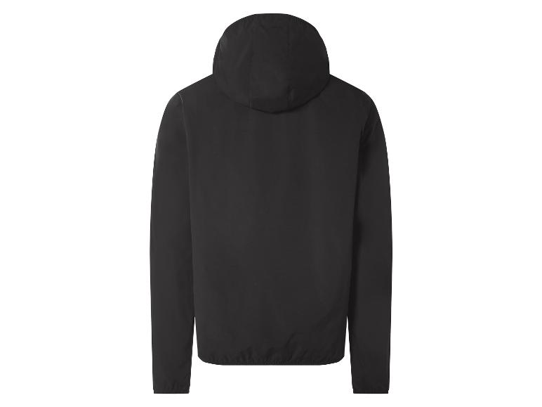 Čierna bunda s kapucňou, pohľad zozadu