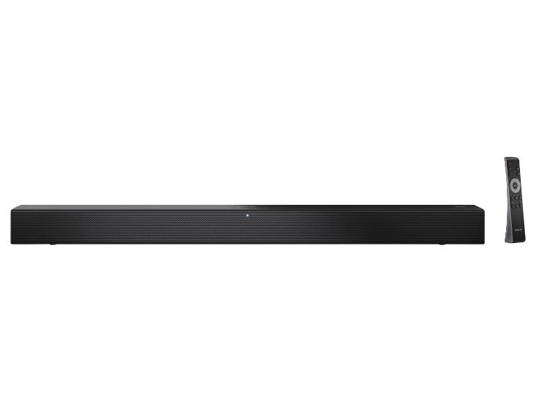 Čierny soundbar s diaľkovým ovládaním na bielom pozadí.