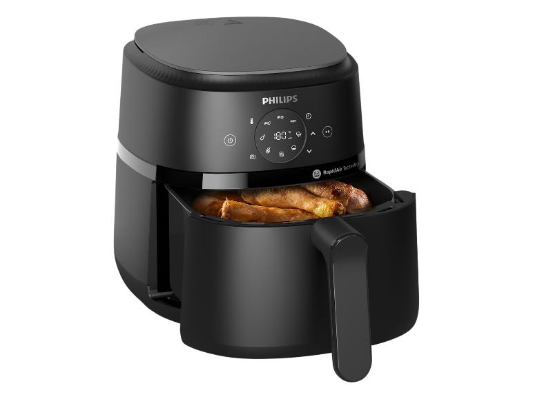 Čierna teplovzdušná fritéza s digitálnym displejom zobrazujúcim 180°C a kúskami kurčaťa v koši.