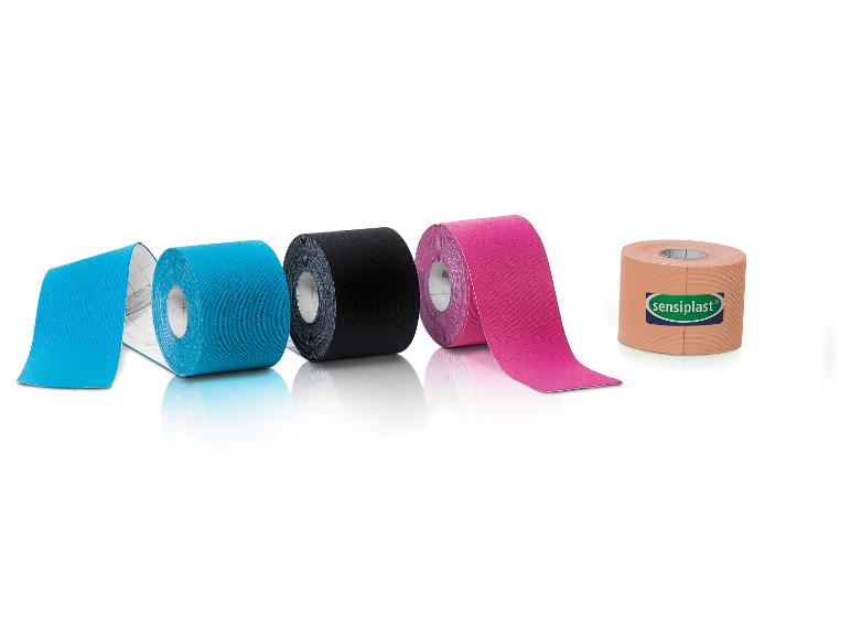 Rolky kineziologickej pásky Sensiplast v modrej, čiernej, ružovej a béžovej farbe.