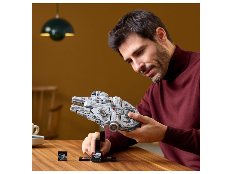 Muž drží v rukách LEGO Star Wars Millennium Falcon.