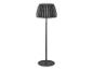 Moderná stojacia lampa s čiernym plisovaným tienidlom a okrúhlou základňou.