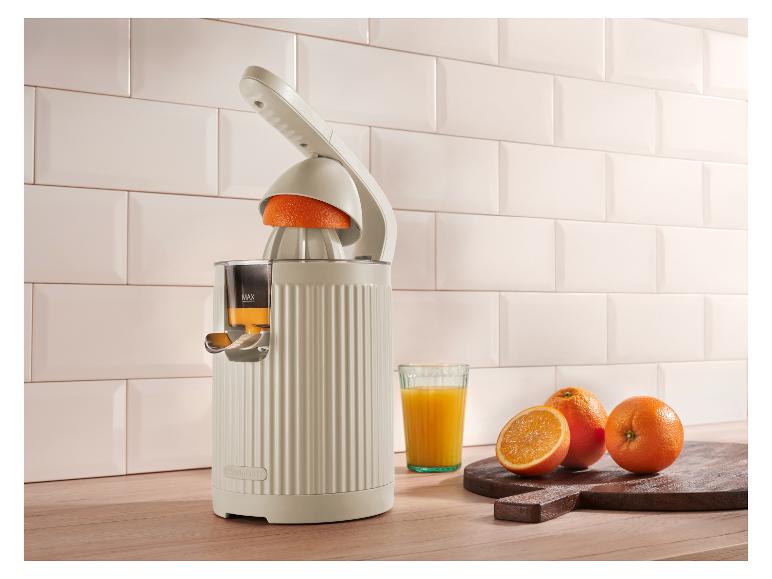 Krémový odšťavovač citrusov Silvercrest s pomarančmi a pomarančovým džúsom.