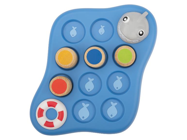 Modrá rybárska hračka s farebnými dielikmi a figúrkou žraloka