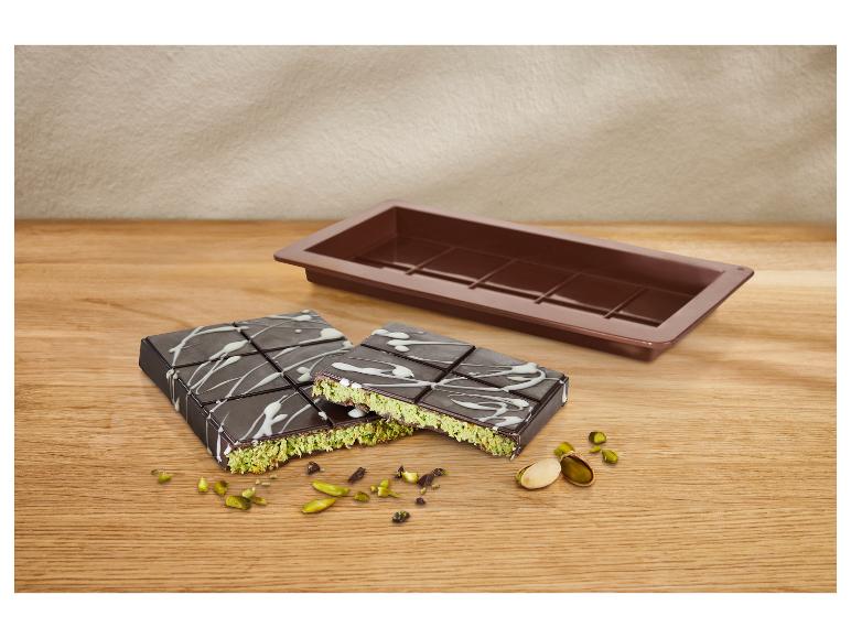 Čokoládové tyčinky s pistáciovou náplňou a silikónová forma na pečenie