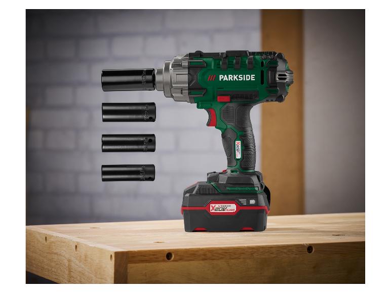Zelený a čierny rázový uťahovák Parkside s batériou a štyrmi nadstavcami.