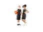 Dve deti s basketbalovou loptou v čiernych basketbalových uniformách.