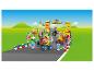 Súprava LEGO Mario Kart s postavičkami a vozidlami na pretekárskej dráhe.