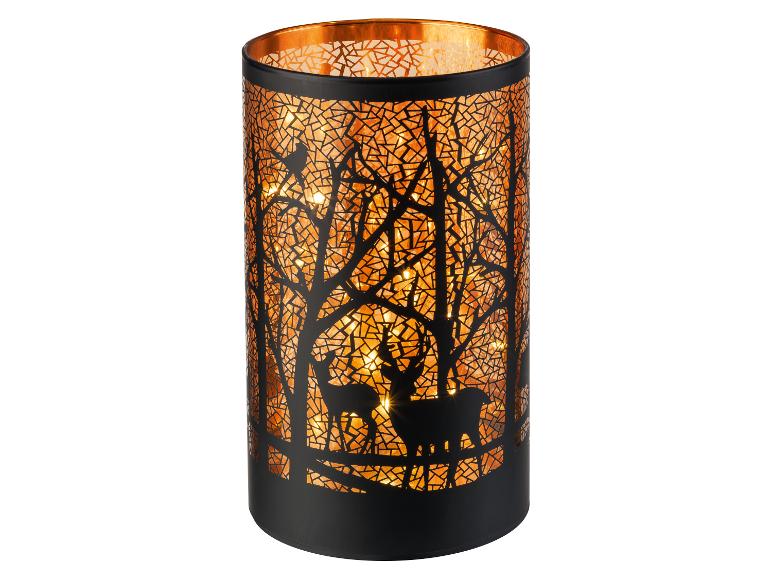 Dekoratívna LED lampa s motívom lesa a siluetami jeleňov, vyžarujúca teplé oranžové svetlo.
