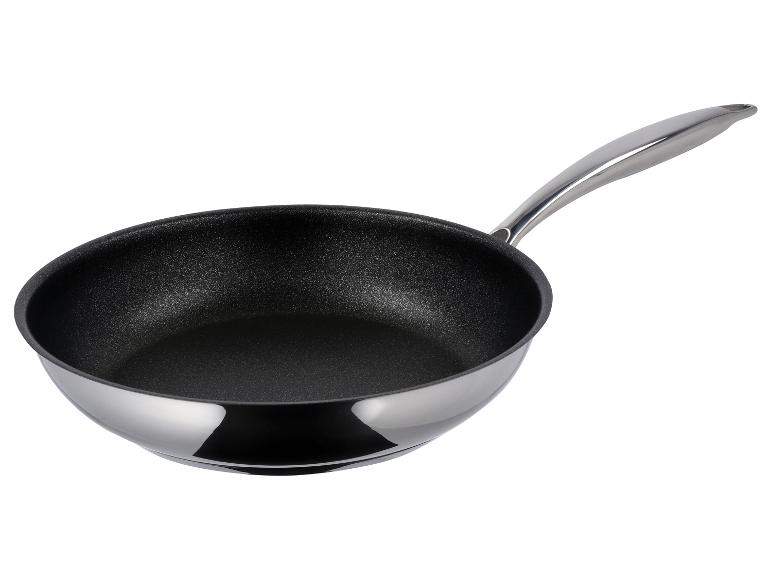 Lesklá strieborná panvica s čiernym nepriľnavým povrchom a zodpovedajúcou rukoväťou.
