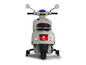 Biela elektrická vespa pre deti.