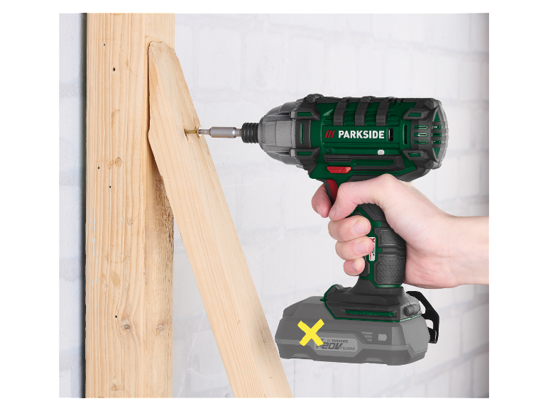 Parkside akumulátorový vŕtací skrutkovač v prevádzke, zaskrutkuje drevo.