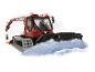 Červený snežný ratrak PistenBully 600 so snežnou radlicou a navijakom, na snehu.