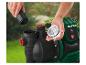 Muž montuje záhradné vodné čerpadlo, nasadzuje priehľadné viečko.