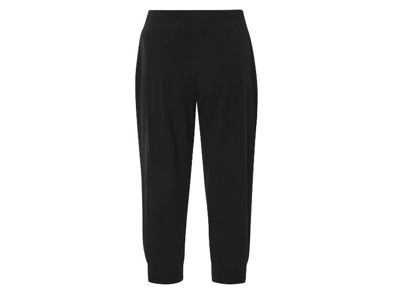 Čierne tepláky, voľný strih.