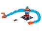 Hot Wheels dráha s modrou vežou s príšerou, oranžovým štartom a červeným autom.