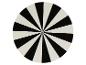 Čiernobiely disk s lúčmi, pripomínajúci terč alebo hodiny.
