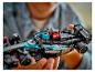 Osoba drží pretekárske auto LEGO Technic Mercedes-AMG F1 W14 E Performance.