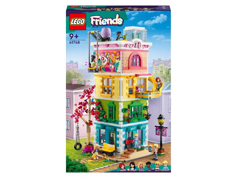 Stavebnica LEGO Friends s viacposchodovým domom a minifigúrkami.