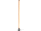 Stojacia lampa s trblietavým valcovým tienidlom a chrómovou základňou.