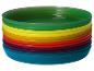 Stoh farebných plastových misiek vo farbách dúhy.