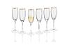 Šesť pohárov na šampanské so zlatým okrajom, z ktorých jeden je naplnený šampanským.