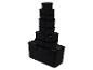 Stoh čiernych plastových nádob, niektoré s vekom.