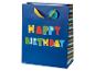 Modrá narodeninová darčeková taška s farebnými písmenami „HAPPY BIRTHDAY“.