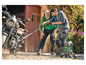 Dvaja muži umývajú motocykel vysokotlakovým čističom Parkside.