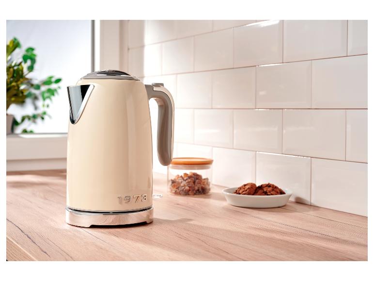 Retro rýchlovarná kanvica 1973 na kuchynskej linke.