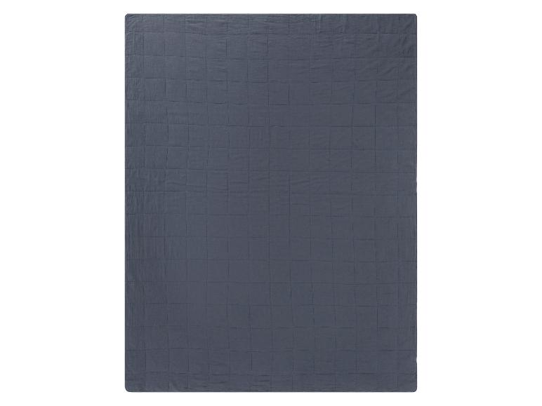 Tmavomodrá prešívaná prikrývka, minimalistický štýl.