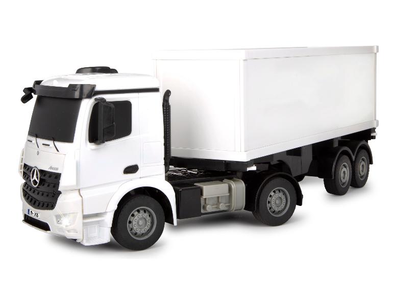 Biely model hračky nákladného auta Mercedes Arocs s bielym prívesom.