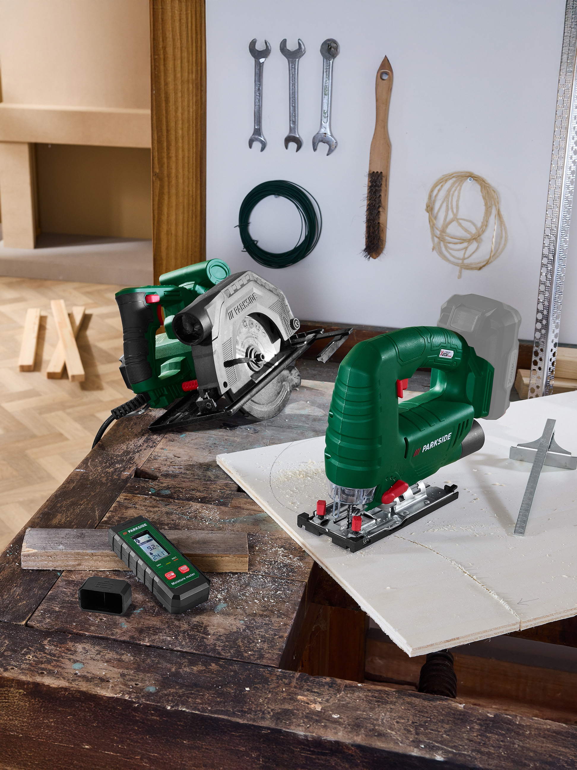 Náradie na pracovnom stole: kotúčová píla, priamočiara píla a vlhkomer.