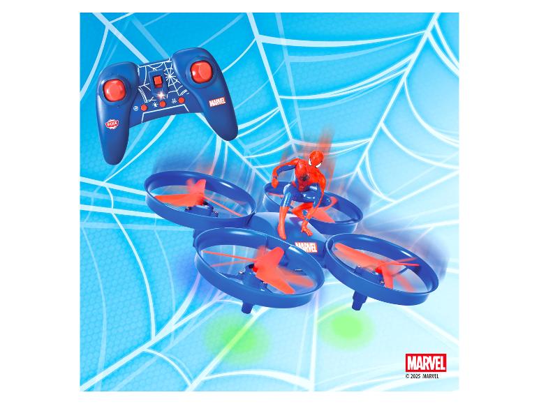 Dron Spider-Man s diaľkovým ovládaním, na modrom pozadí s pavučinou.