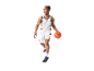 Muž s basketbalovou loptou v Kappa basketbalovom oblečení.