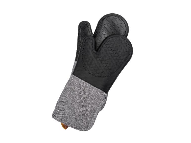 Silikónové rukavice na pečenie so sivou látkou.