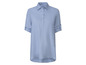 Svetlo modrá bavlnená košeľa s krátkym rukávom.