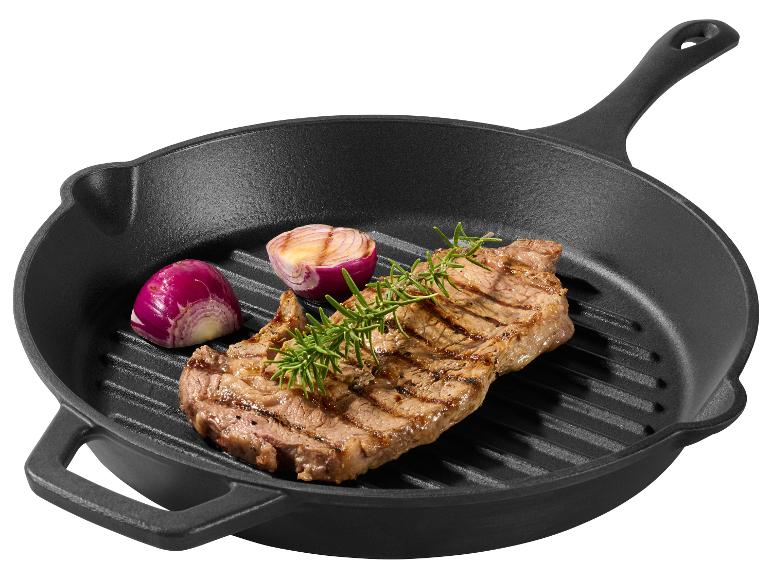 Grilovaný steak s rozmarínom a cibuľou na liatinovej panvici