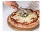 Pizza s mozzarellou, paradajkovou omáčkou a bazalkou sa krája pizzou.