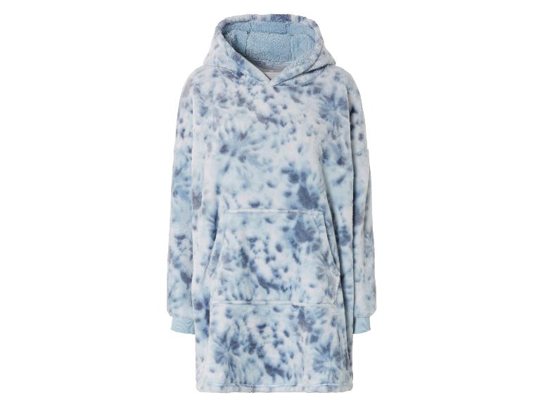Modrá mikina s potlačou tie-dye.