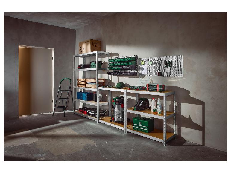 Dielňa s náradím Parkside, regálmi, úložnými boxmi a rebríkom.