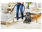 Čistenie pohovky a koberca čističom Bissell PowerWash.