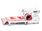 Šijací stroj Singer CE677 Elite quiltuje červeno-sivú látku.