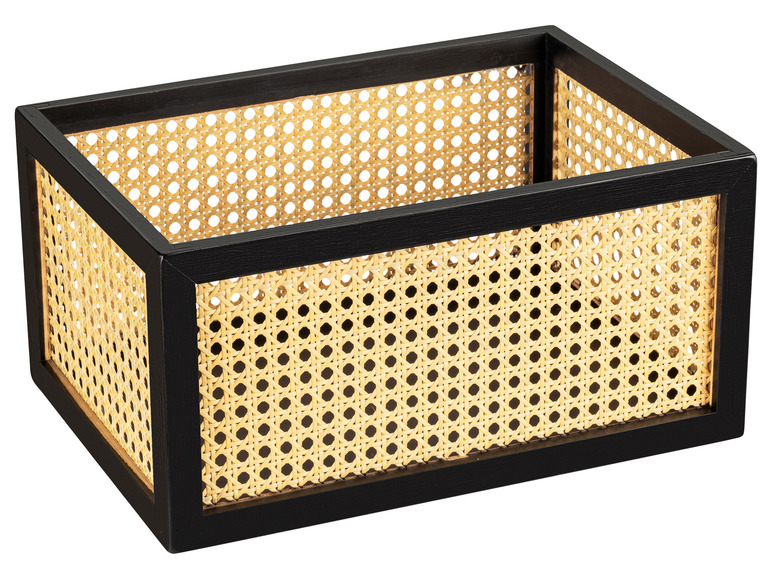 Čierny úložný box s prúteným vzorom.