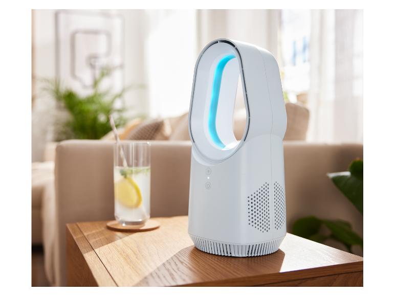 Dizajnový ventilátor a čistička vzduchu na drevenom stole.