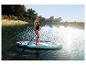 Žena na paddleboarde na jazere, s textom „10'4' ALLROUND“ na doske.