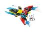 Červeno-žlté vozidlo LEGO Ninjago s modrými krídlami, vedľa bieleho robota.