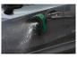 Kefa na umývanie auta s vodným prúdom čistí sivé auto