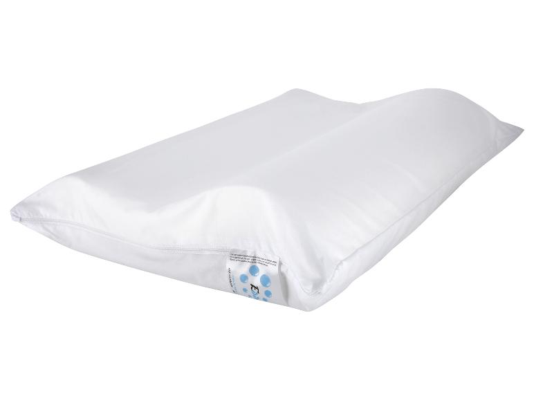 Biely vankúš so zipsom a štítkom na ochranu proti roztočom a antibakteriálnu úpravu.